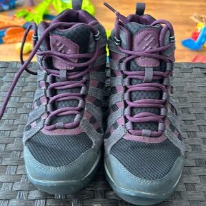 Barely used Columbia women’s Redmond v2 mid height waterproof hiking boots